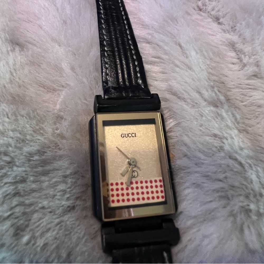 Woman’s Gucci watch hardly ever worn needs new battery that’s it